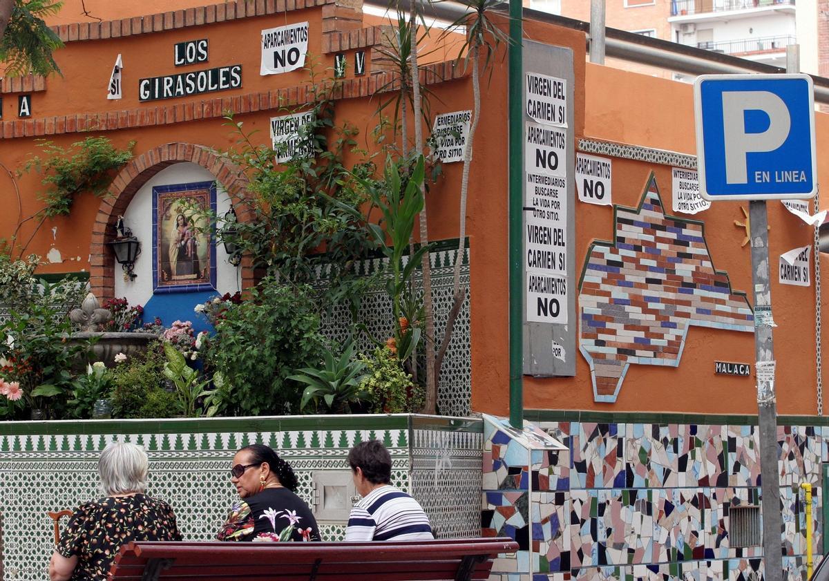 Carteles contra la retirada de la Virgen del Carmen de Los Girasoles, en 2010.