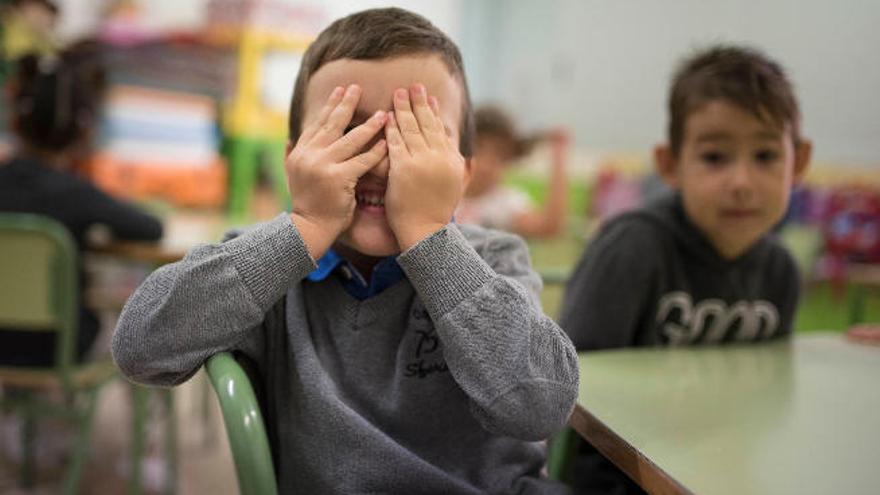 Un niño en su primer día de clase.