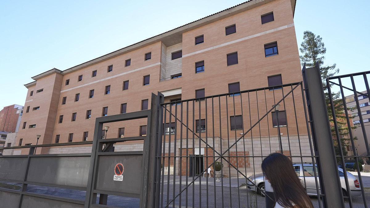 L'antic edifici de les Germanetes dels Pobres, amb els accessos tapiats.