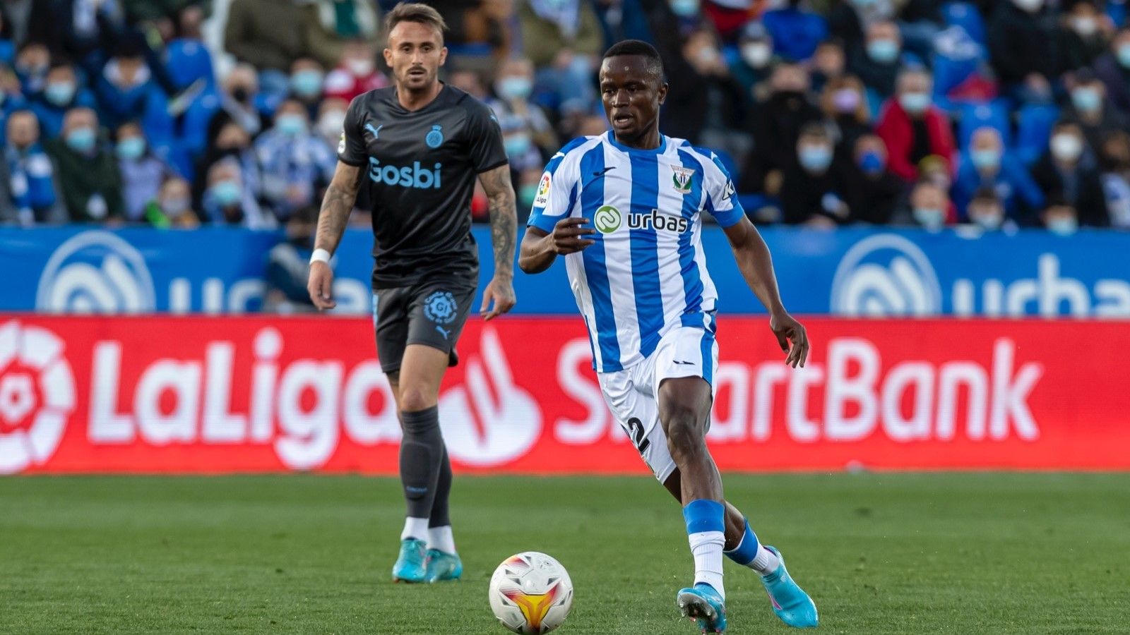 Cissé conduce el balón ante Aleix García.