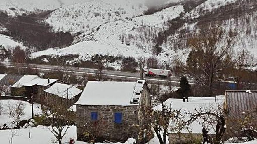 Vista de Padornelo, que ayer amaneció bajo un manto de nieve.