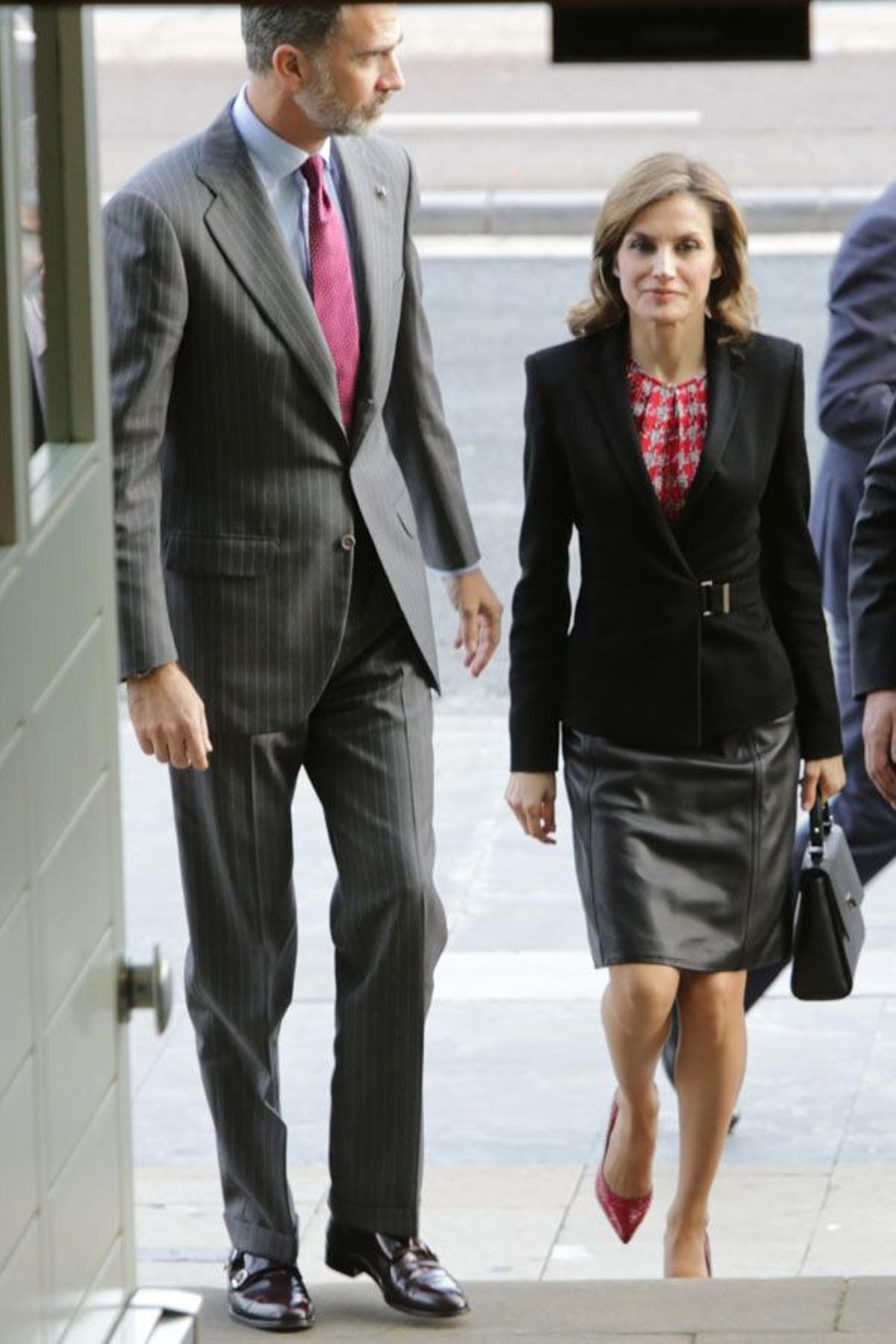 Letizia Ortiz a su llegada a San Sebastián con falda de piel de Hugo Boss