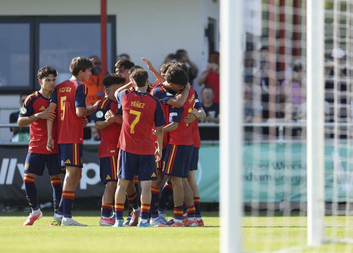 Los jugadores españoles celebran uno de sus goles.
