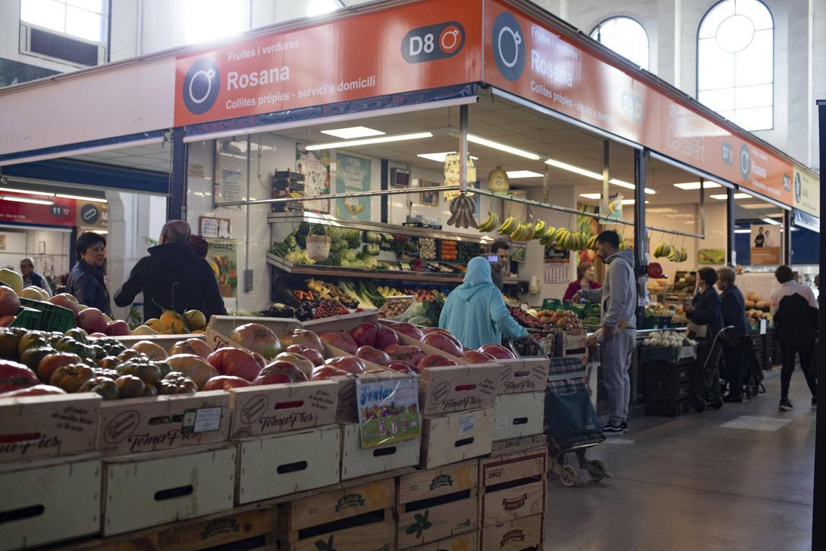 Un grupo de personas realiza sus compras en el mercado municipal de Carcaixent.