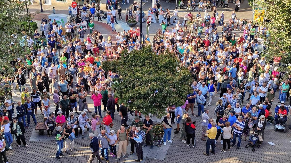 La protesta ante el Concello de Cangas durante la votación de la nueva tasa.