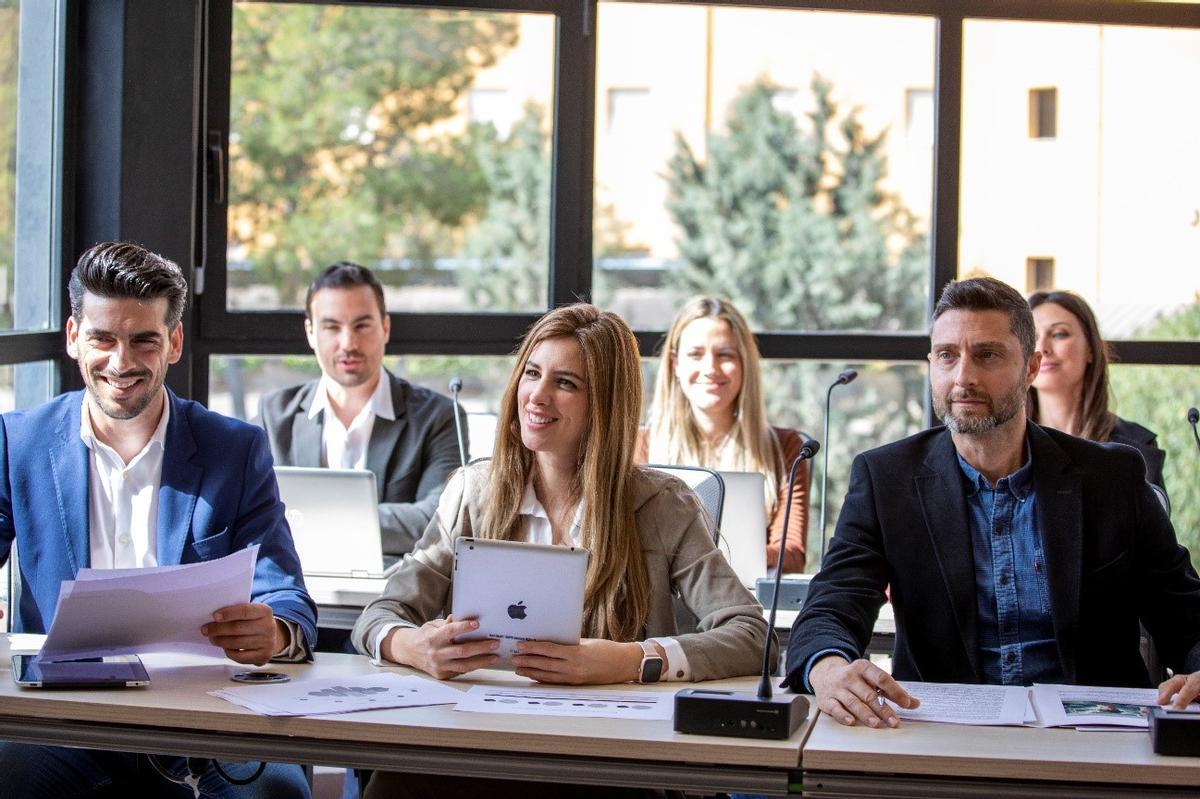 Los estudiantes tienen la oportunidad de crear una red de contactos que puede facilitar su inserción y crecimiento en el mundo laboral