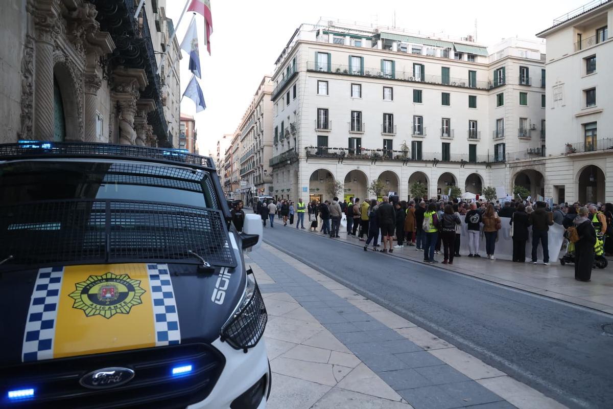 Protesta frente al Ayuntamiento de Alicante por las VPO
