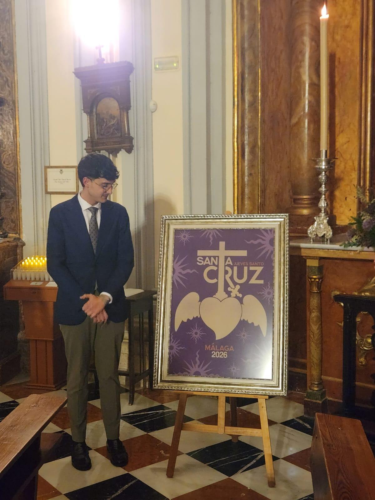 El artista, con el cartel de Santa Cruz de este año.