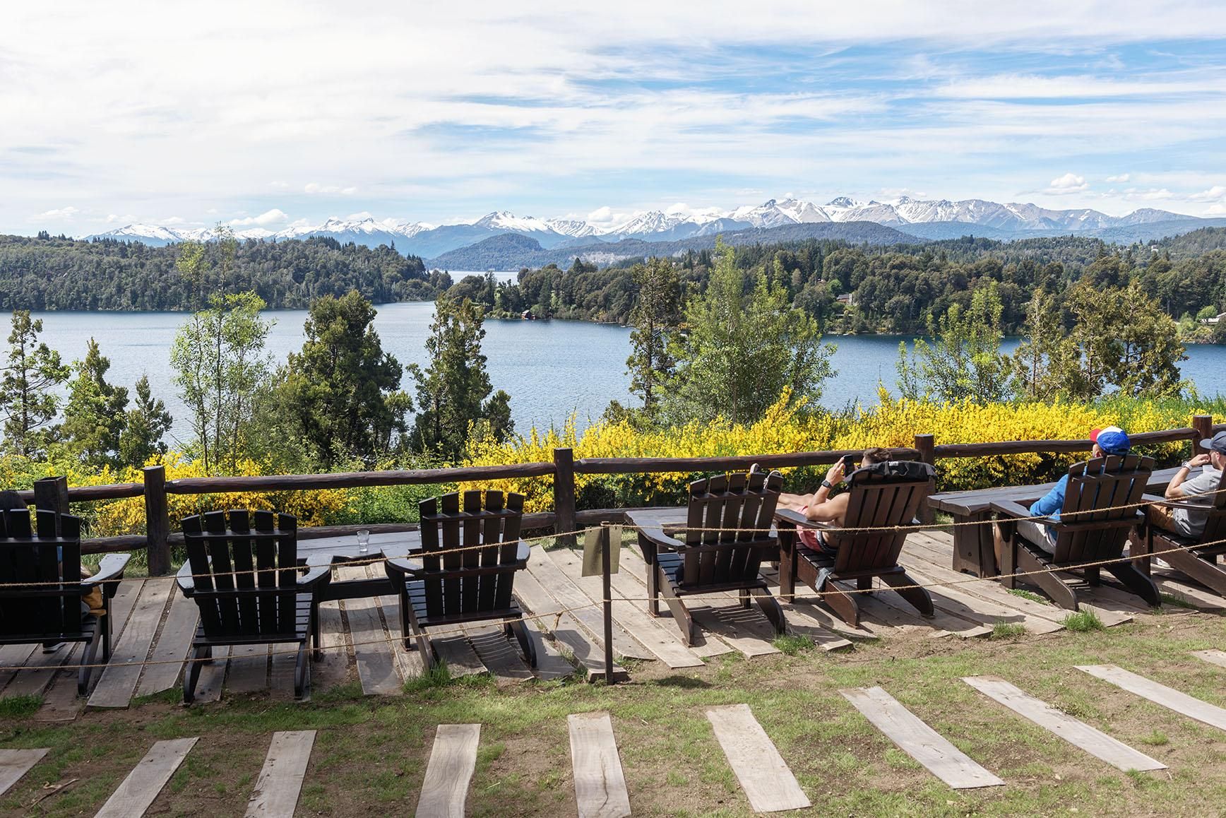 Terraza de la cervecería más frecuentada de Patagonia, con vistas al lago y la montaña.