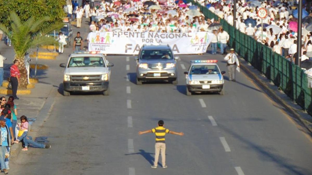 Un niño se para ante una manifestación contra los matrimonios homosexuales en Celaya, México, el pasado sábado.