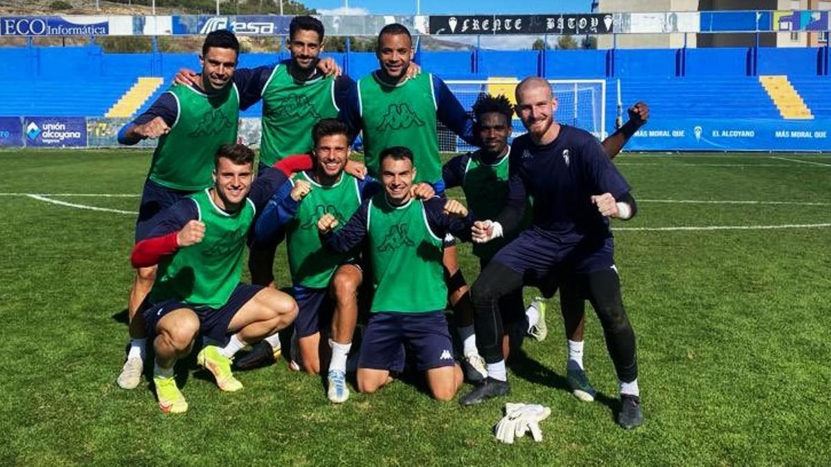 Los jugadores del Alcoyano, tras el último entrenamiento de la semana previa a la visita del Melilla.