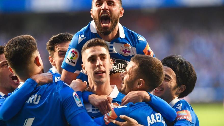 Los fichajes invernales Çolak y Sabin Merino celebran con sus compañeros el gol del vasco en el último partido en Riazor, frente a Las Palmas.