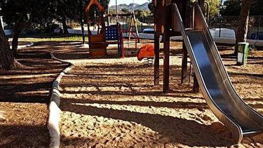 El parque infantil de Puig d&#039;en Valls donde al parecer encontró la pastilla la pequeña.