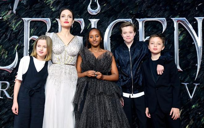 Angelina Jolie junto a sus hijos Vivienne, Zahara, Knox y Siloh en Londres