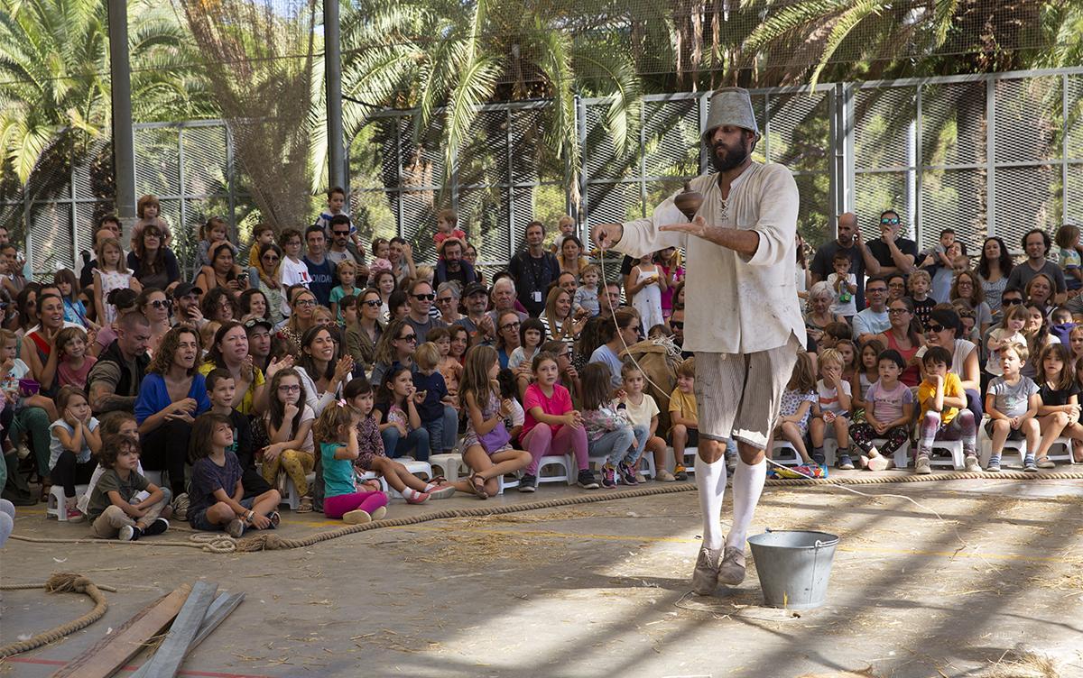 Espectáculos en el Parc de l’Escorxador en la foto Cia. D’Es Tro: Poi, especialista en peonzas