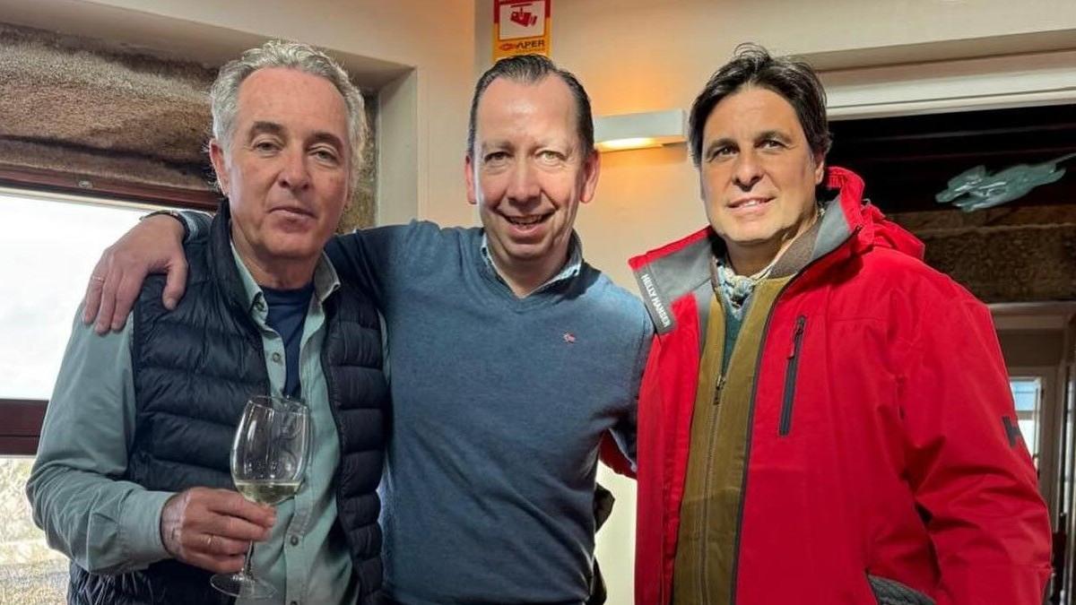 José M. Soto, izda., Jacinto Picallo, gerente de O Semáforo, y Fran Rivera en Fisterra.
