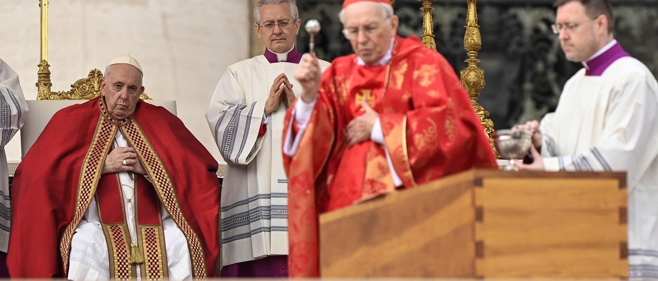 El papa Francisco, ante el féretro con los restos mortales de Benedicto XVI