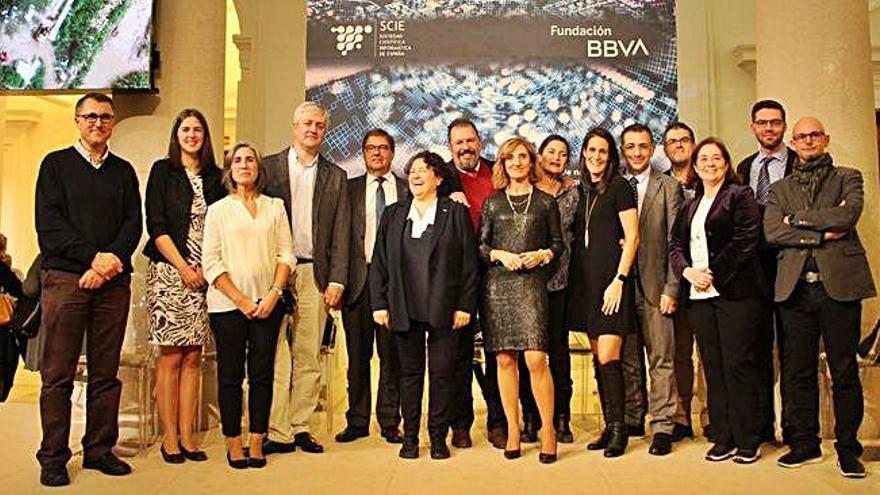 Nieves Brisaboa, en centro vestida de negro, en la entrega del premio Ángela Ruis Robles.