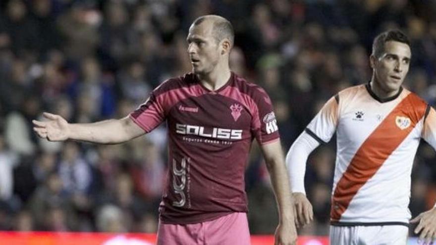 Roman Zozulia, jugador del Albacete Balompié, en el estadio de Vallecas