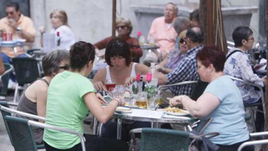 La mitad de los españoles se declara feliz con su vida actual