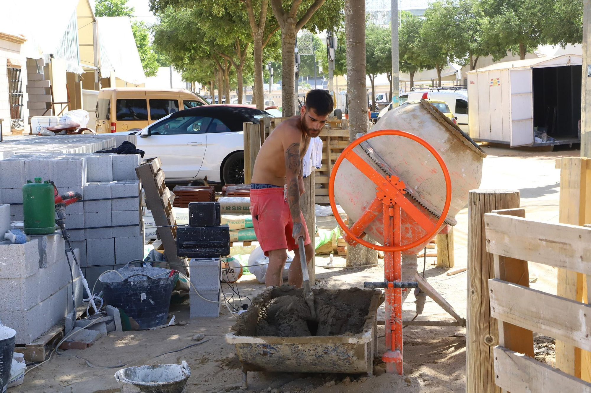 El montaje de las casetas de Feria en imágenes