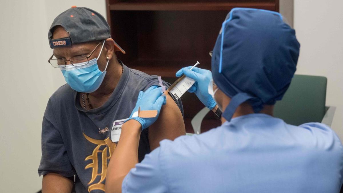 Un sanitario inyecta a un voluntario la vacuna de Moderna, en la ciudad estadounidense de Detroit