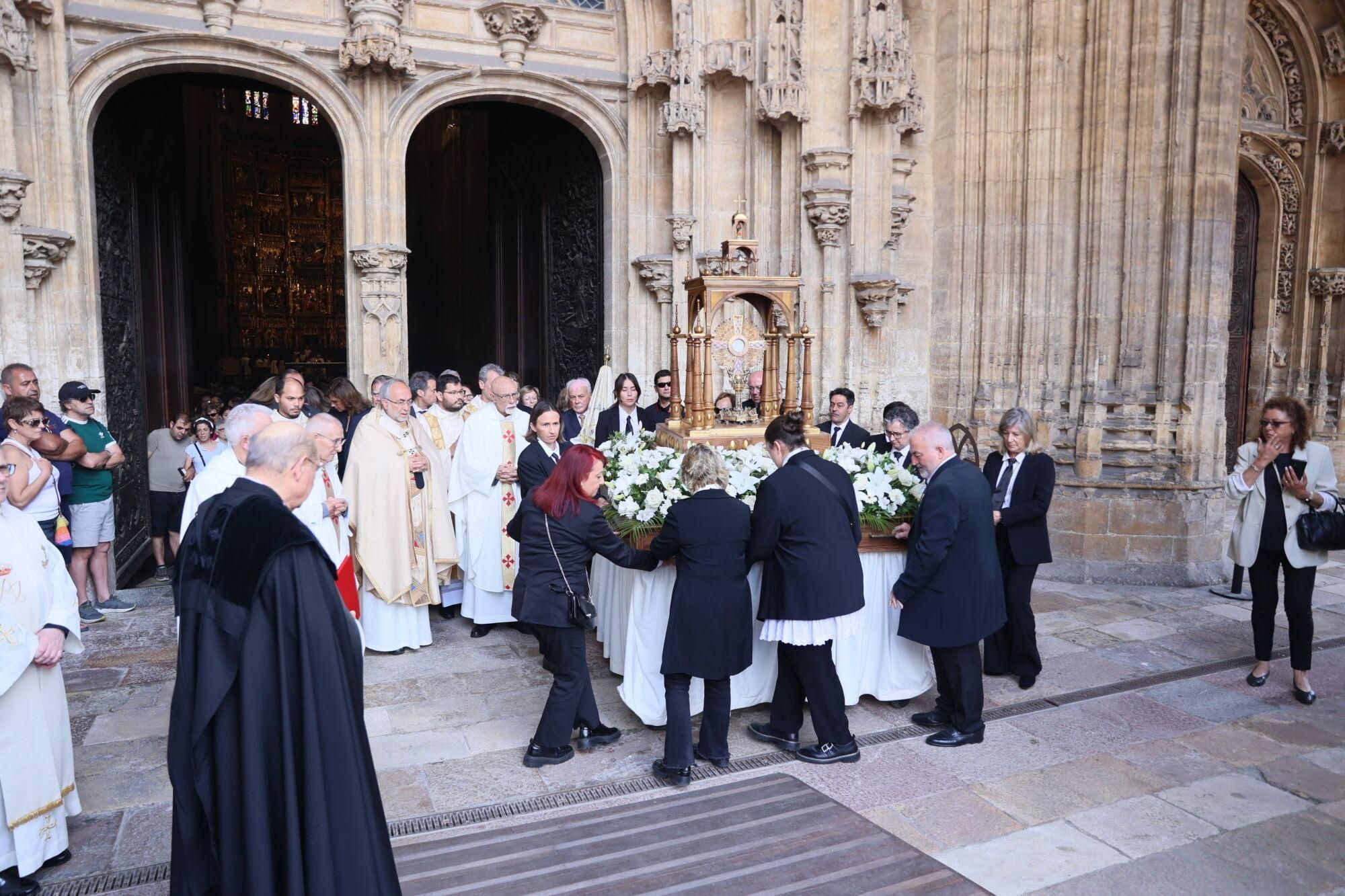 Así fue la misa del Corpus Christi en la catedral de Oviedo.