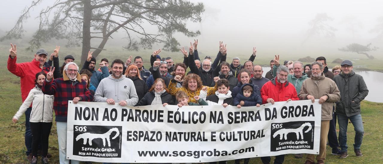 Integrantes de la plataforma SOS Groba celebraron ayer la caída del último proyecto eólico previsto en los montes del Val Miñor y el Baixo Miño.
