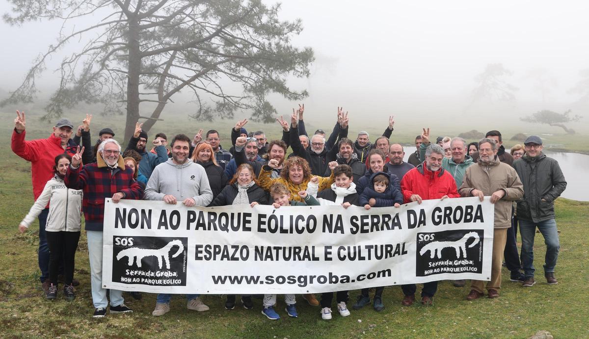 Integrantes de la plataforma SOS Groba celebraron ayer la caída del último proyecto eólico previsto en los montes del Val Miñor y el Baixo Miño.