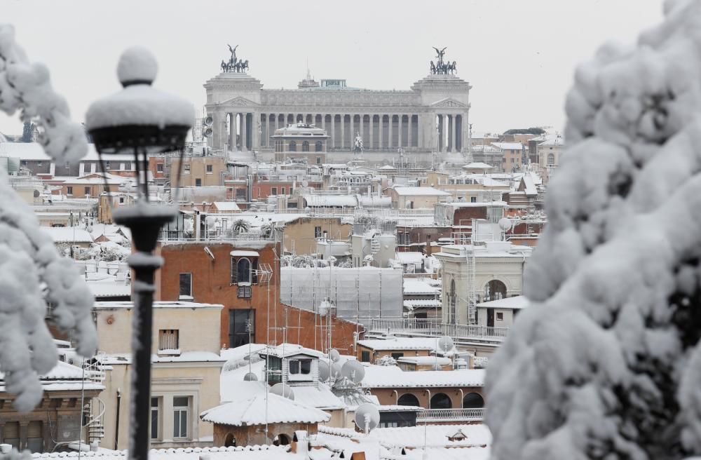 La neu deia imatges de postal a la ciutat de Roma