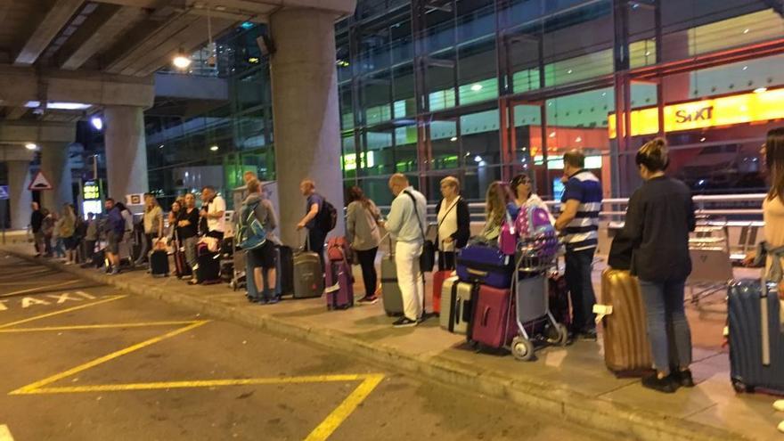 El nuevo servicio de transporte público nocturno en el Aeropuerto Alicante-Elche comienza a funcionar este lunes