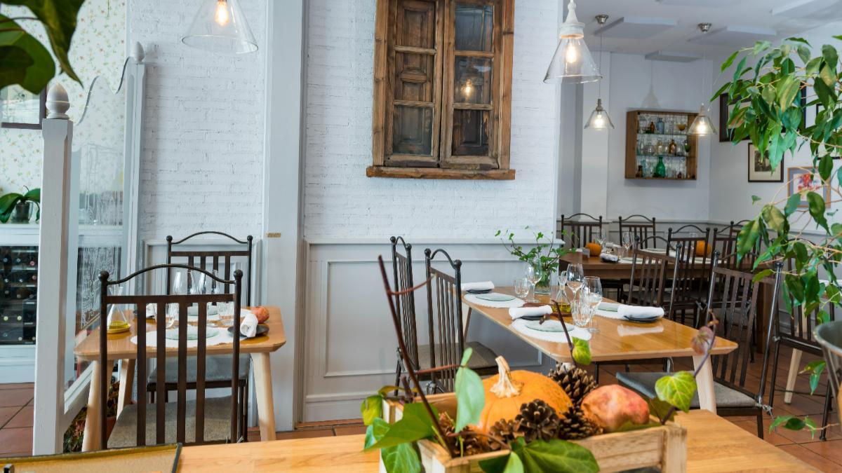 El comedor de Doña Filo, con apenas 10 mesas, es uno de los grandes refugios gastronómicos de la Sierra Oeste madrileña.