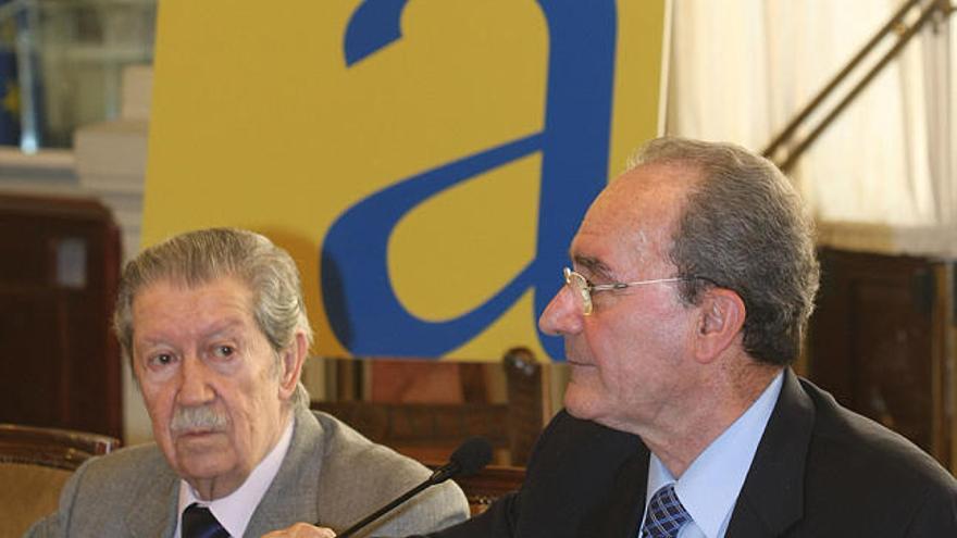 El alcalde de Málaga, Francisco de la Torre, con el poeta Manuel Alcántara.