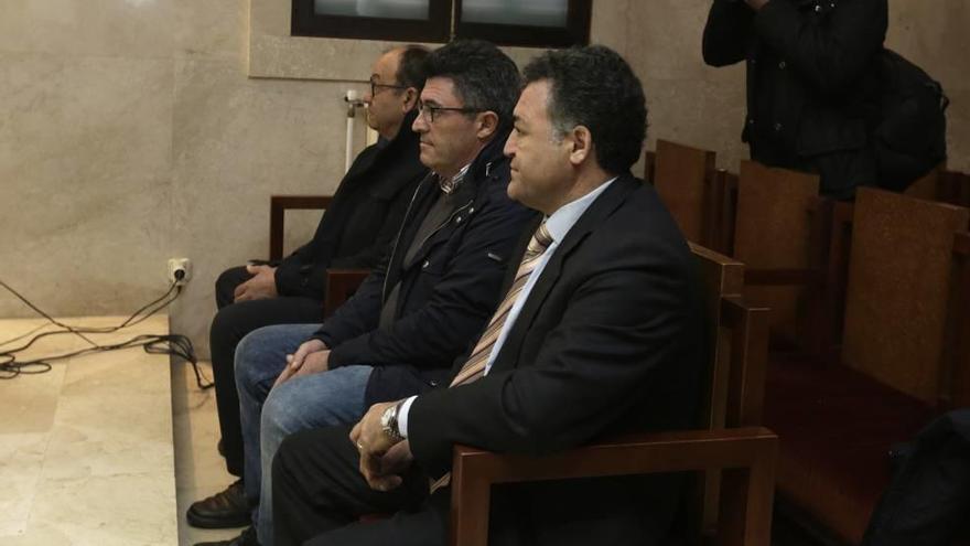 Ballester, sentado en el banquillo junto a los otros dos acusados de fraude y prevaricación.