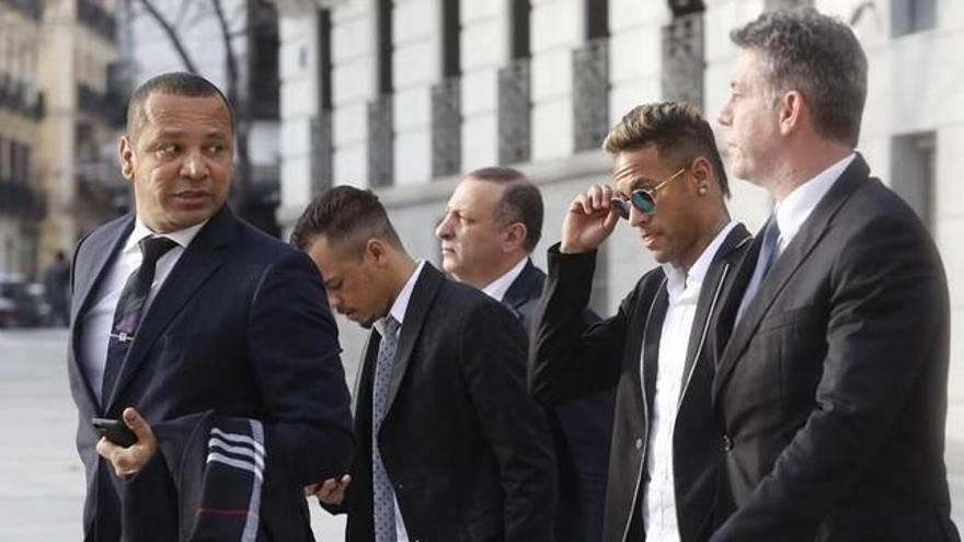 La fiscalía pide juzgar a Neymar y a su padre por corrupción