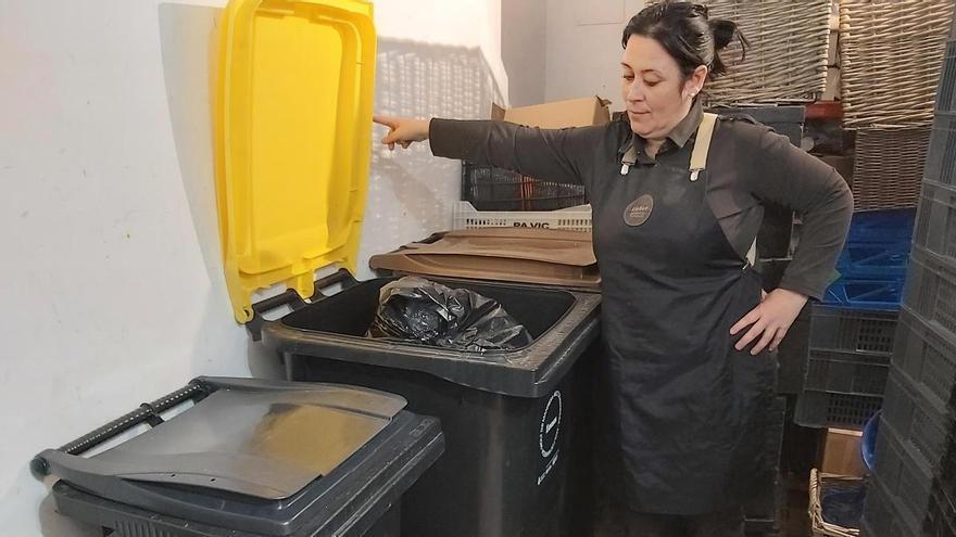 El porta a porta als comerços de Manresa comença amb dubtes i queixes pels horaris de recollida