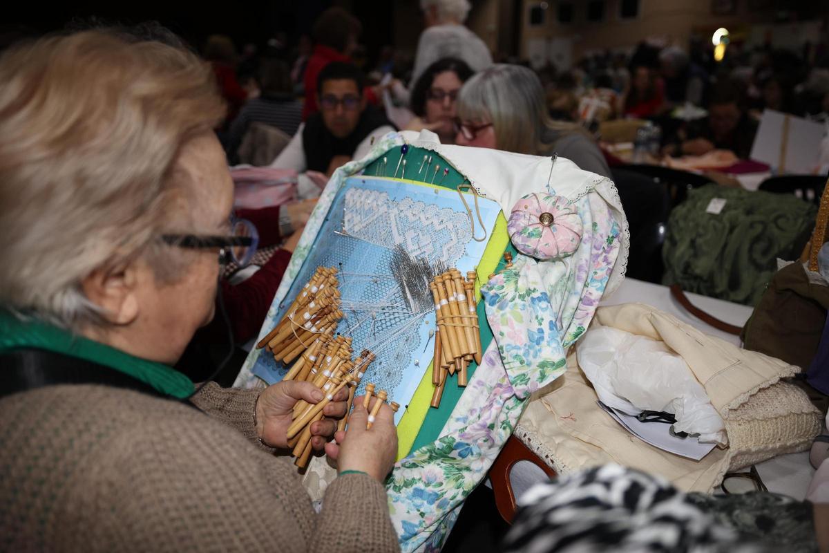 Una participante en el Encuentro de Bolilleras de Burriana.