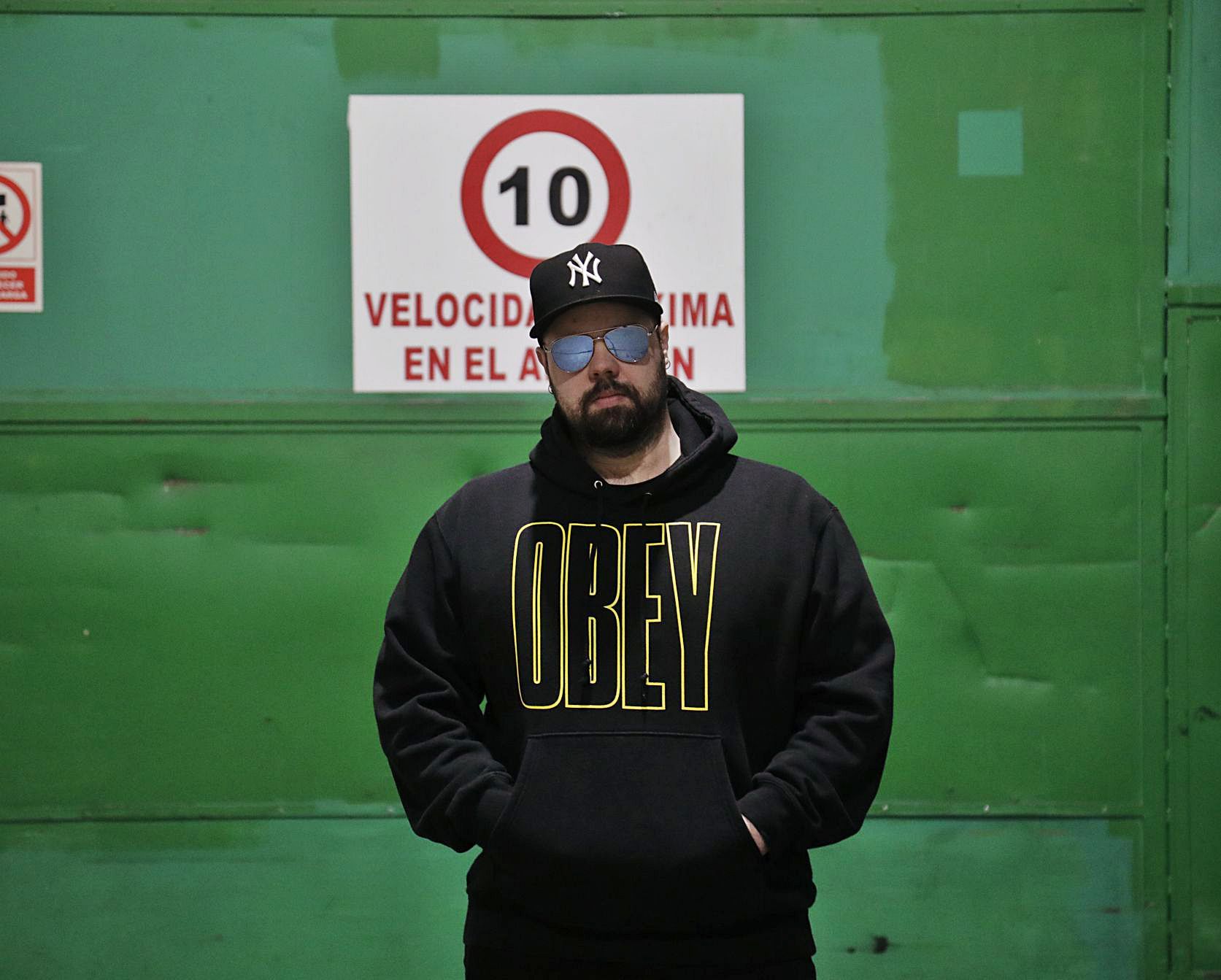 El rapero Andrew ‘B Flat’ Vega, en las instalaciones de este diario. | GUILLEM BOSCH