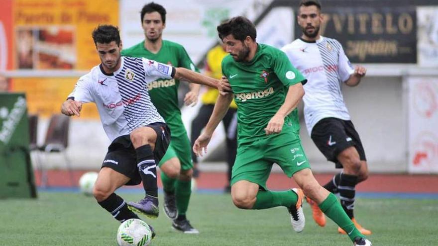 Annunziata controla el balón en el duelo ante el Racing de Ferrol.