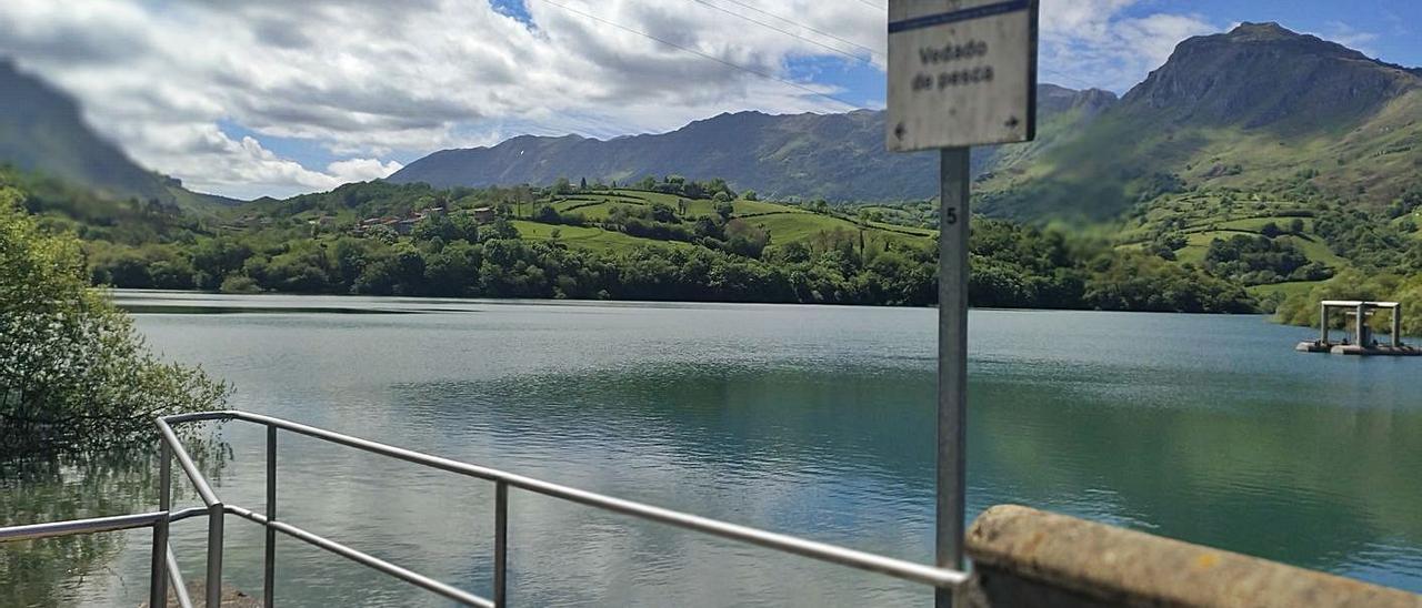 El embalse de los Alfilorios, este verano, con un viejo cartel de vedado. | D. M.