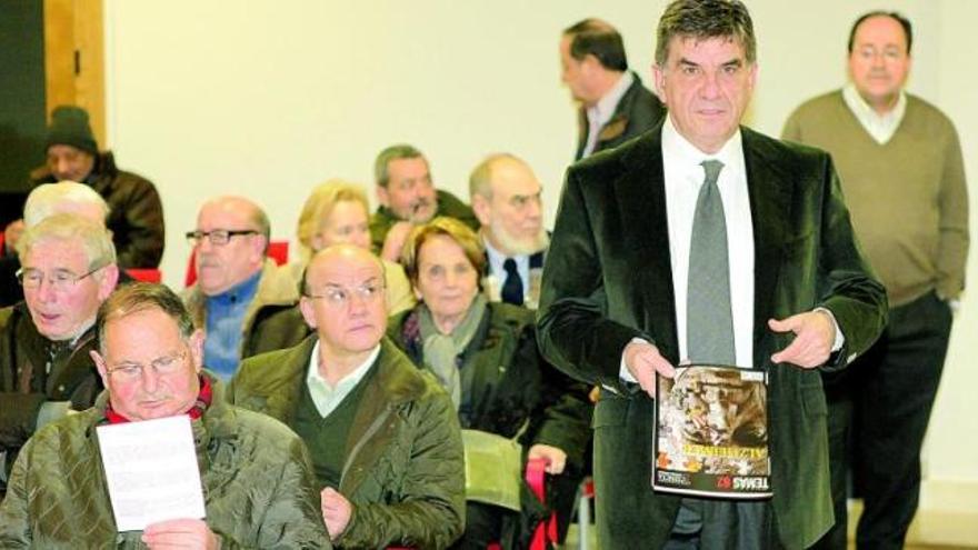 Ángel Aznárez, de pie y en primer término, ayer, a su entrada en el Club de LA NUEVA ESPAÑA.