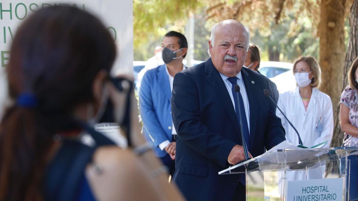 El consejero de Salud, Jesús Aguirre, durante su estancia este jueves en Córdoba.