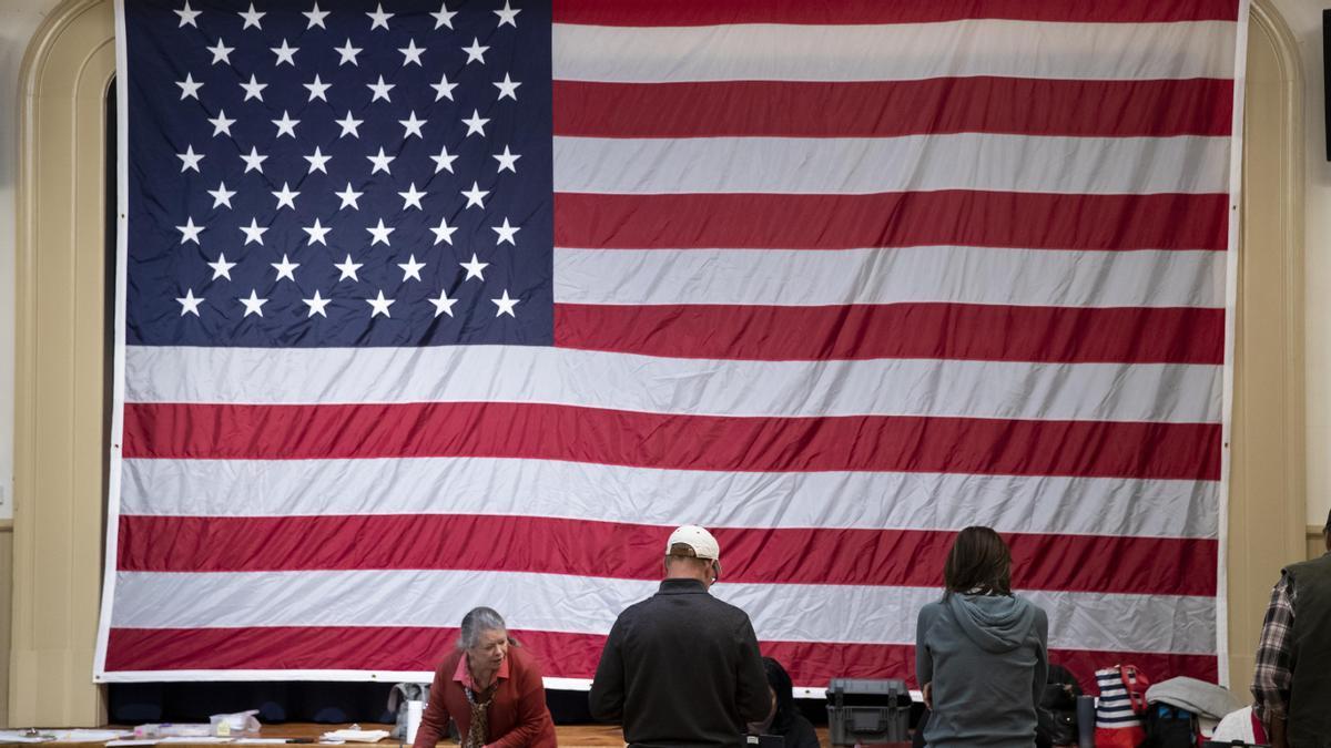 Votantes en un colegio electoral de Hillsboro (Virginia, EEUU).