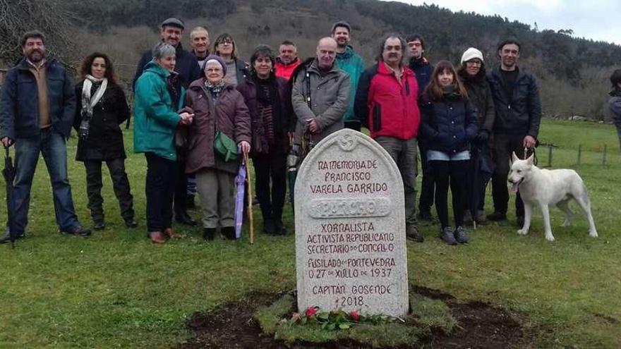 Asistentes a la inauguración, el domingo, de la lauda en honor a Pancho Varela en el Campo das Laudas en As Raposeiras. // Capitán Gosende