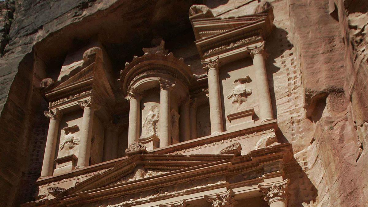Turistas visitando la antigua ciudad jordana de Petra