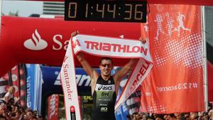 Fernando Alarza, en el momento de su llegada a la meta del triatlón de Barcelona como ganador. 