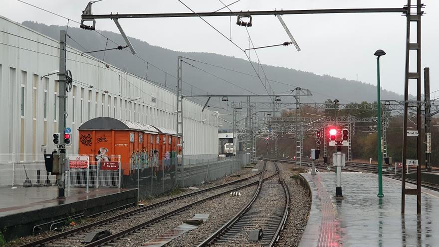 Herido muy grave un operario tras ser electrocutado en la vía del tren en Redondela