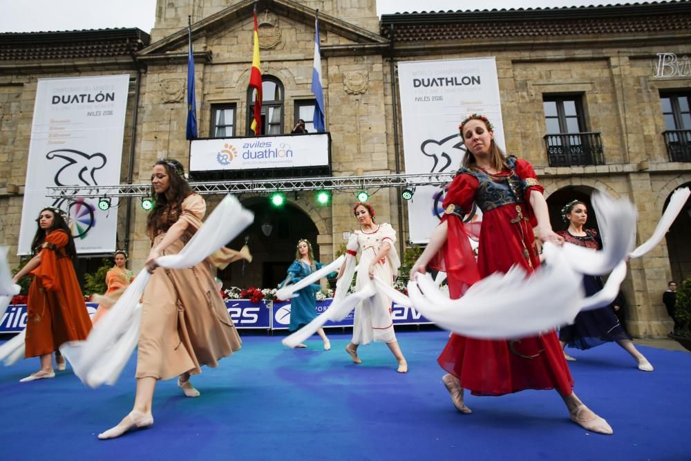 Los participantes en el Mundial de Duatlón toman Avilés