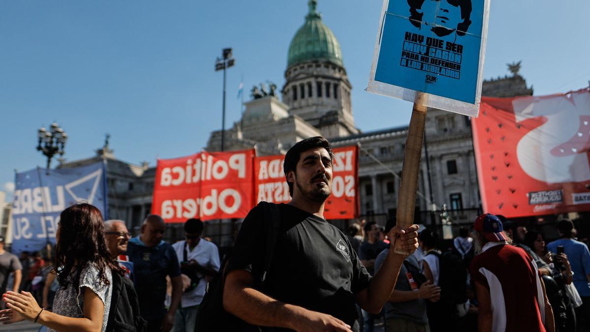 Personas participan en una manifestación este 19 de marzo de 2025, frente al Congreso en Buenos Aires (Argentina)