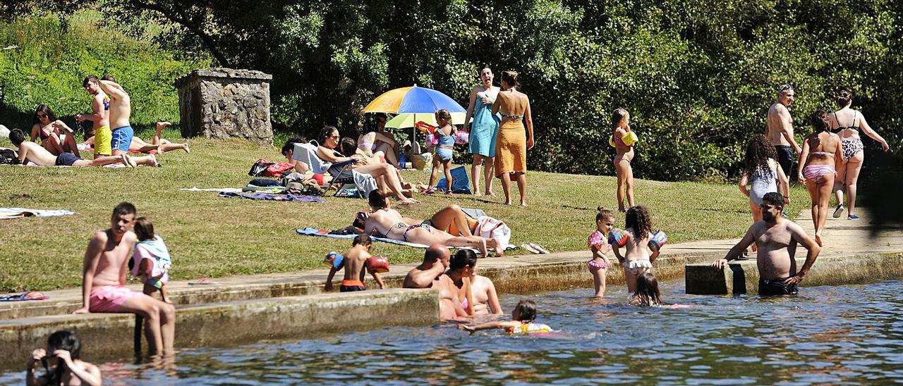 Bañistas, en la tarde de ayer, en Pozo do Boi (Lalín). Abajo, lanzándose a la piscina de Rodeiro.   | // BERNABÉ/JAVIER LALÍN